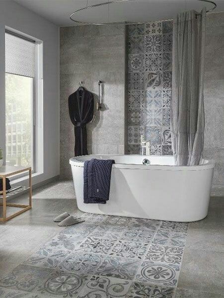 Ruime badkamer grijs