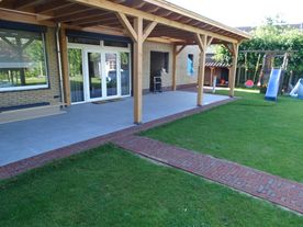 Tegels tuinpad