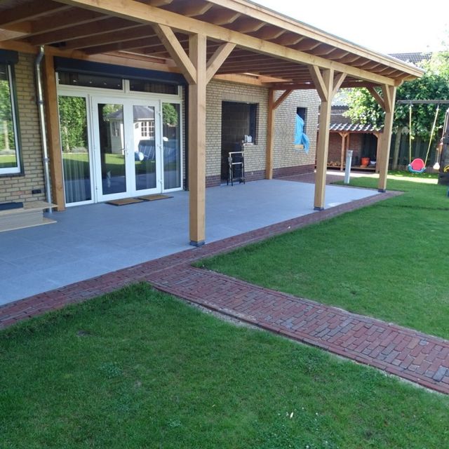Tegels tuinpad